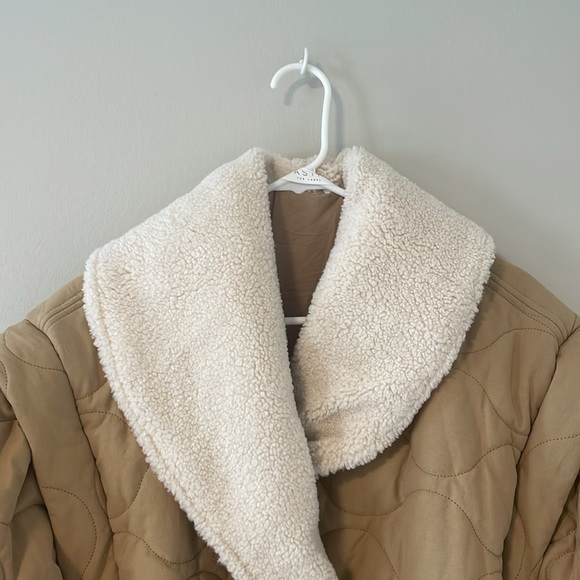 NWOT Astr The Label NADINE QUILTED FAUX SHEARLING JACKET KHAKI - Picture 4 of 10